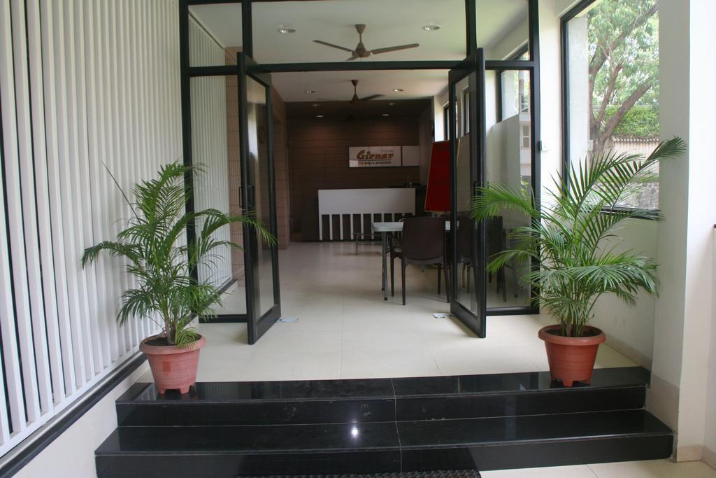 Hotel Girnar Aurangabad  Buitenkant foto