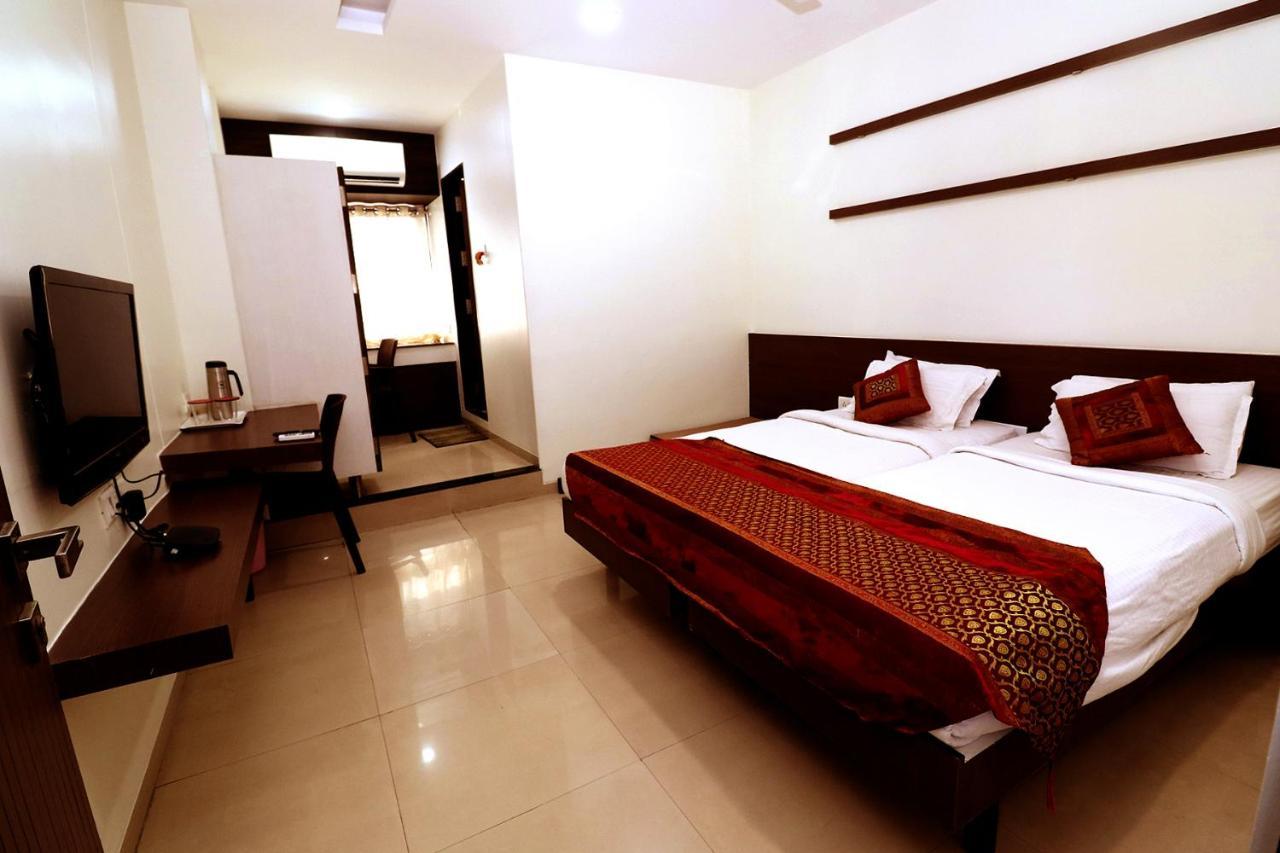 Hotel Girnar Aurangabad  Buitenkant foto