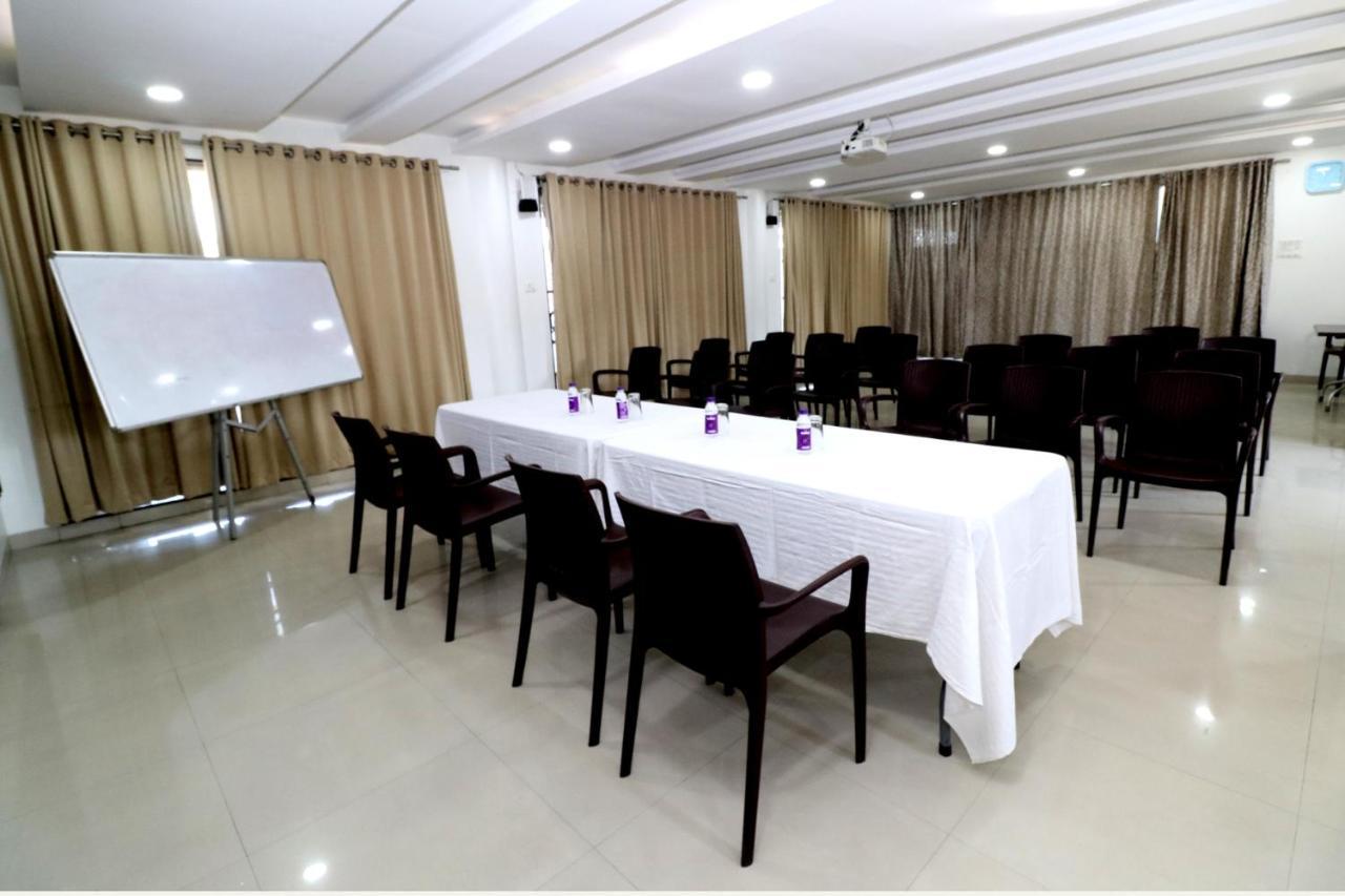 Hotel Girnar Aurangabad  Buitenkant foto