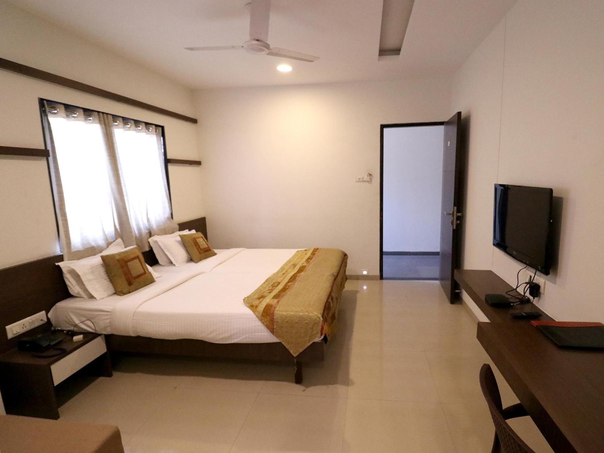 Hotel Girnar Aurangabad  Buitenkant foto