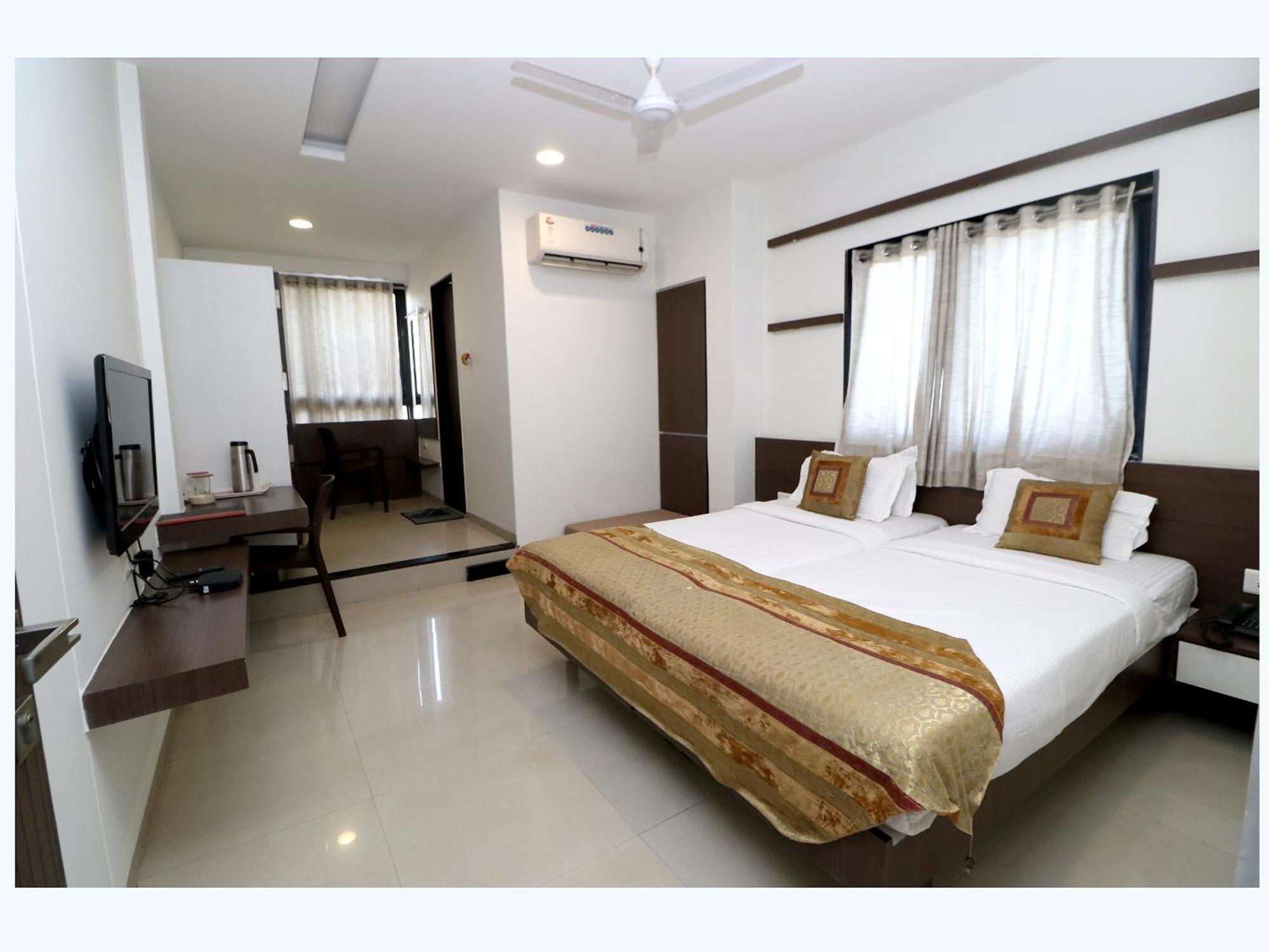 Hotel Girnar Aurangabad  Buitenkant foto