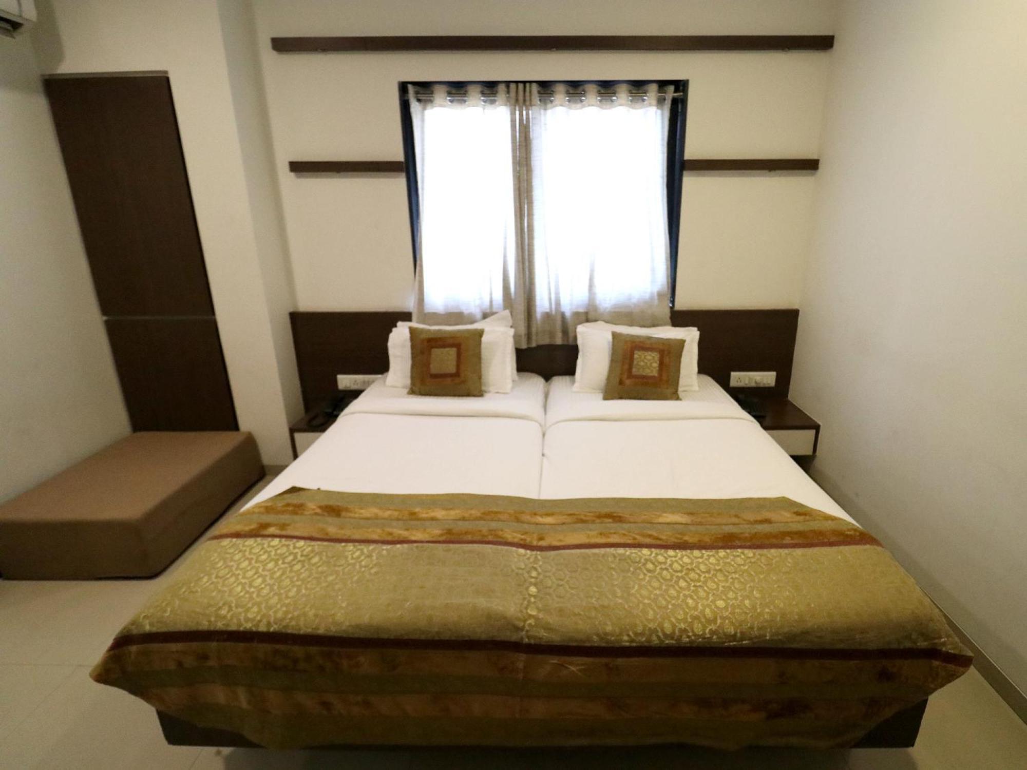 Hotel Girnar Aurangabad  Buitenkant foto
