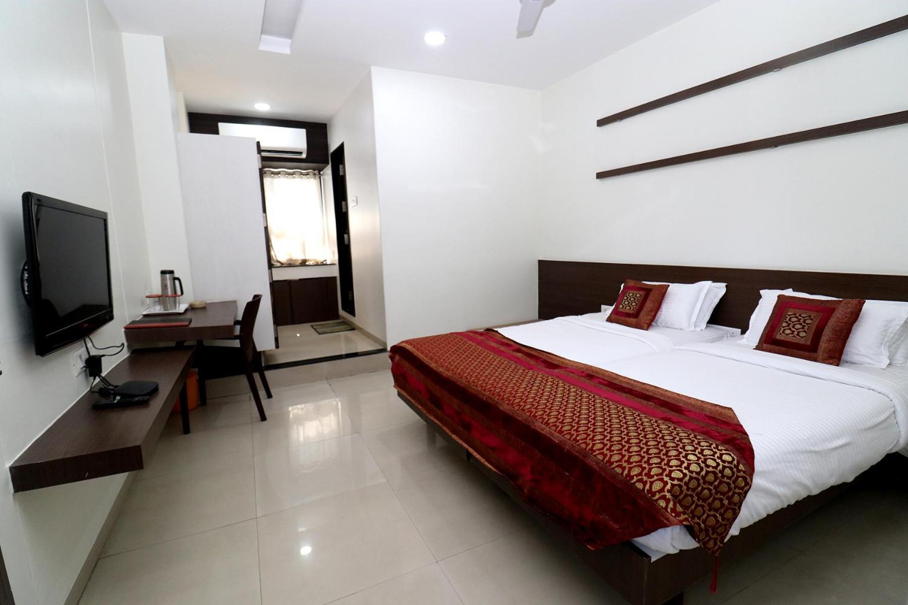 Hotel Girnar Aurangabad  Buitenkant foto