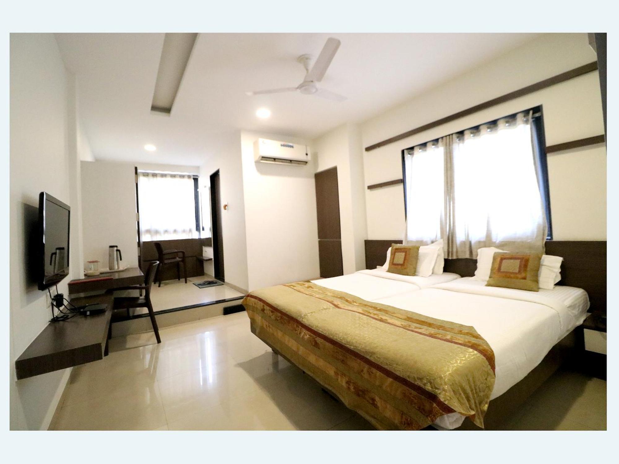 Hotel Girnar Aurangabad  Buitenkant foto