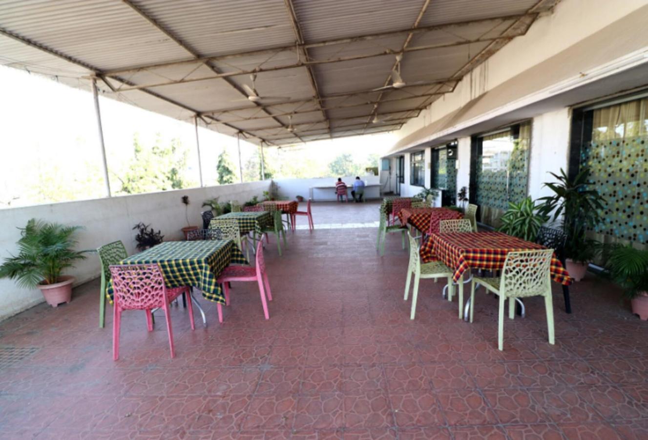 Hotel Girnar Aurangabad  Buitenkant foto