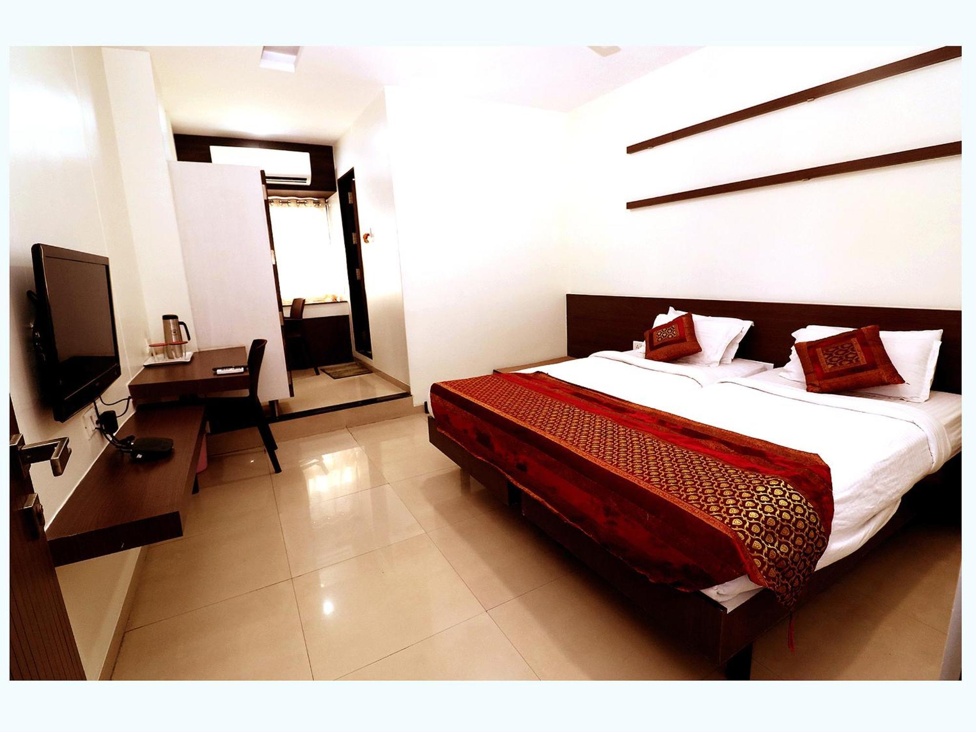 Hotel Girnar Aurangabad  Buitenkant foto