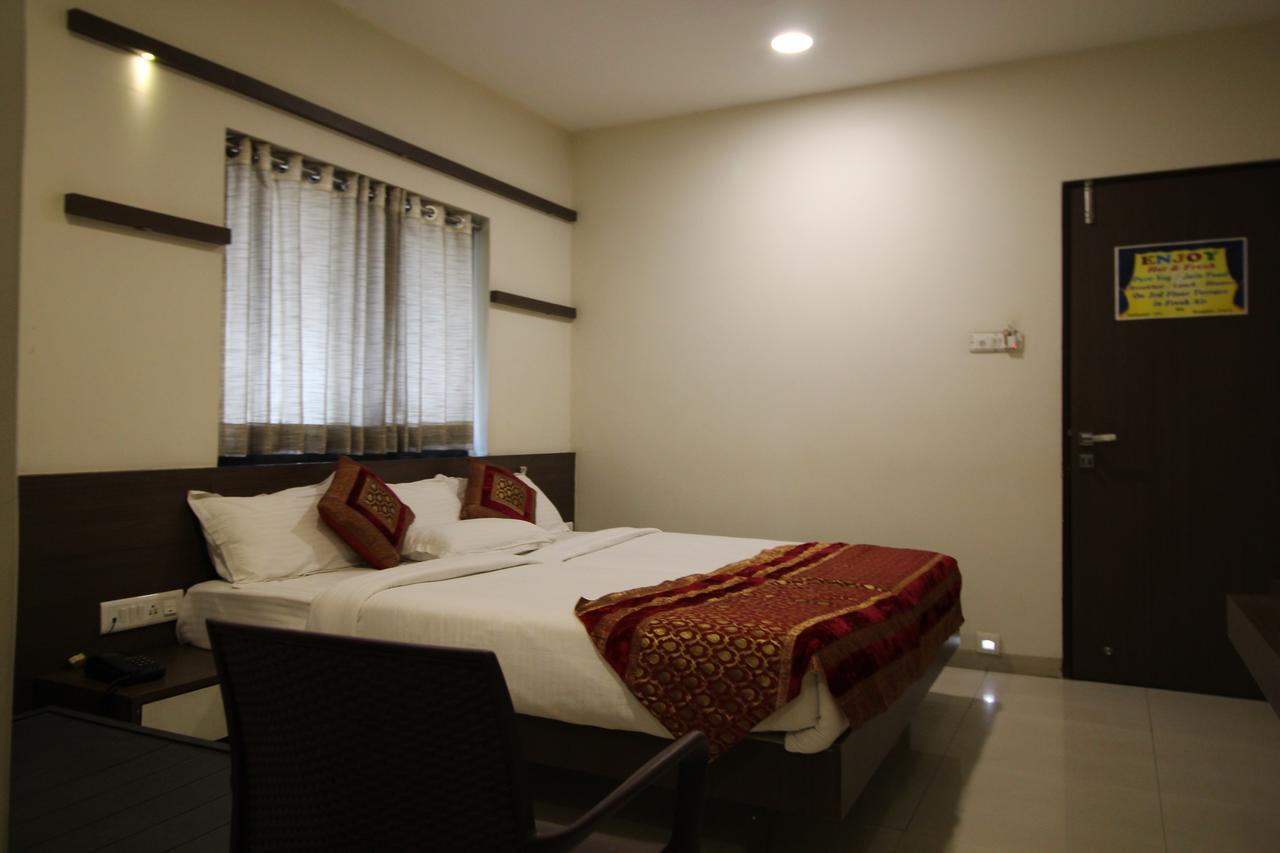 Hotel Girnar Aurangabad  Buitenkant foto