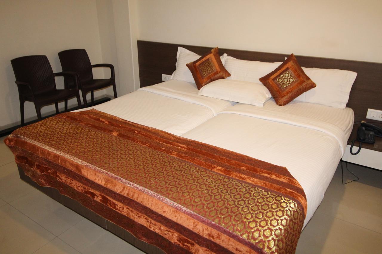 Hotel Girnar Aurangabad  Buitenkant foto