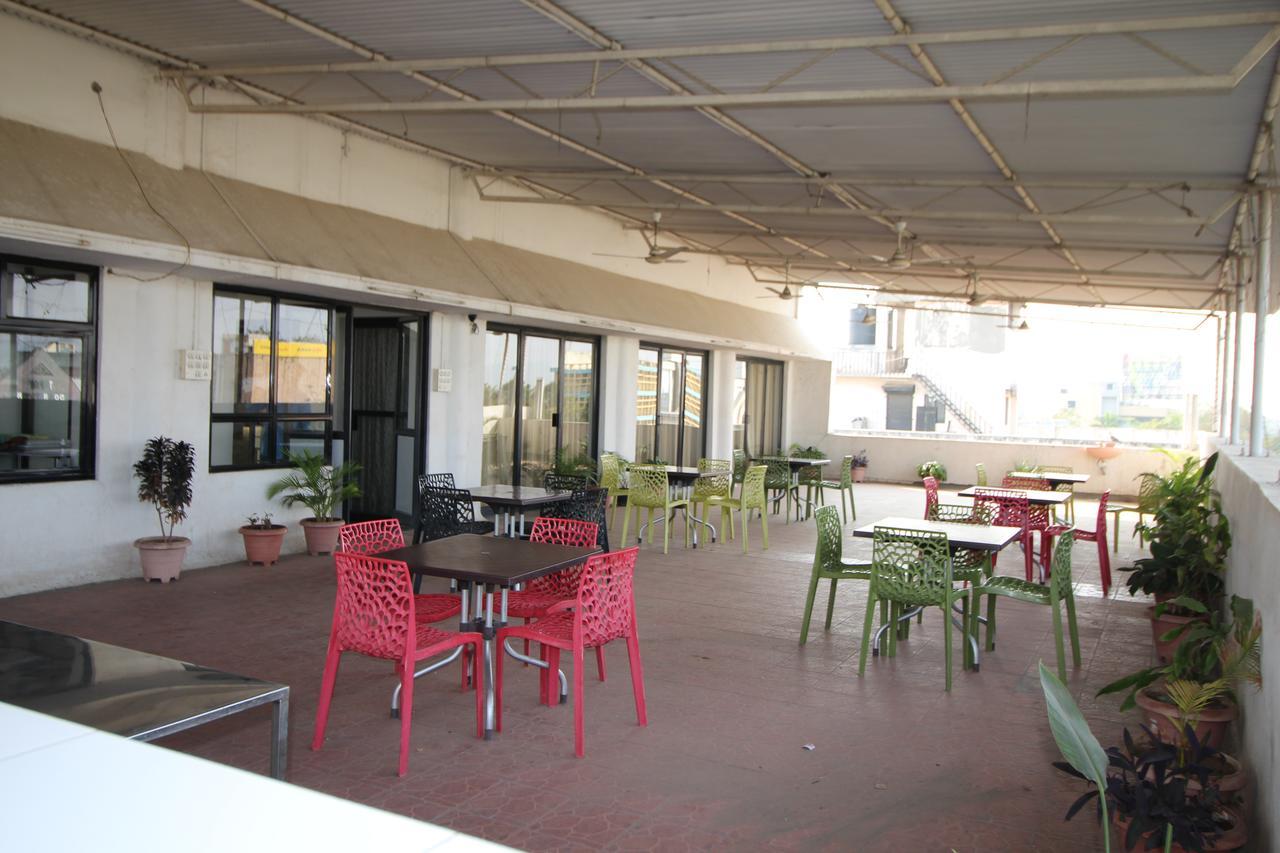 Hotel Girnar Aurangabad  Buitenkant foto