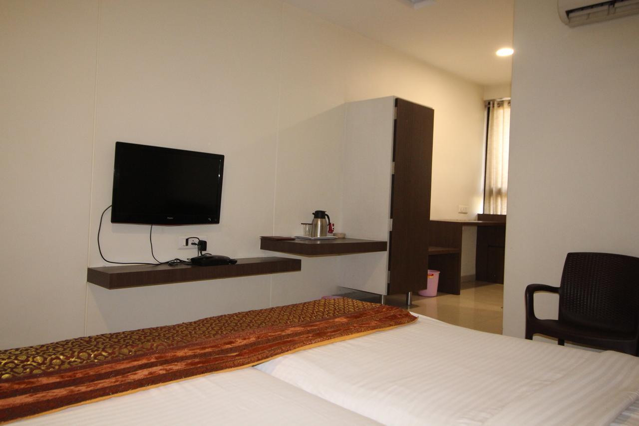 Hotel Girnar Aurangabad  Buitenkant foto